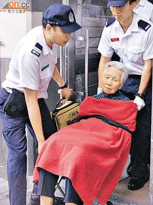 一名老婦不適，幸好由救護員乘停電前最後一班電梯送院。