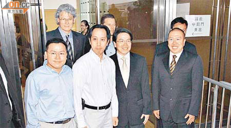 陳振聰（前右一）及他的三名弟弟兩年前龔如心遺產案審訊期間曾一同現身法院。