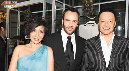 Tom Ford旋風襲港<br>Tom Ford（中）魅力無邊，名媛李桂蘭（左）同友人Tim Lu（右）爭住合照。