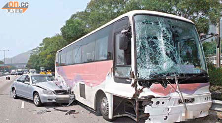 意外中的巴士及房車，車頭嚴重損毀。	（吳欽旺攝）