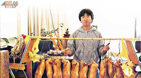 譚永昌在大學時鑽研廚藝，曾一次過烹製十隻燒鴨宴客。	（受訪者提供）
