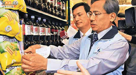 衞生署長邱文達（右）與新聞局長楊永明往超市視察問題產品下架情況。（本報台北傳真）