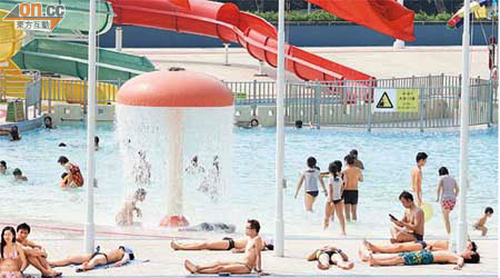 近日天氣炎熱，不少市民都到泳池游水消暑。