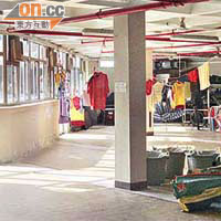 李鄭屋泳池<br>李鄭屋泳池被改建成救生員休息室，及放置了體育器材。
