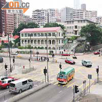 尖沙咀柯士甸道及漆咸道南交界是本港最複雜的路口之一，燈號組合有四階段變化。	（霍振鋒攝）