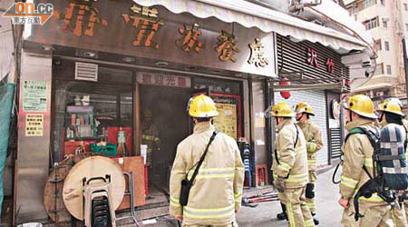 消防員在發生火警的茶餐廳調查。	（左錦鴻攝）