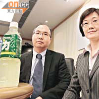 陳漢儀（右）認為現時未需要一刀切禁止台灣食品入口，左為衞生署助理署長鄺國威。	（陳德賢攝）