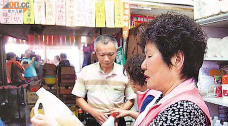 台北衞生局人員到市場查核濃縮果汁類產品是否附有衞生證明。	（本報台北傳真）