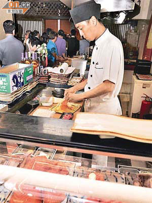 受日本大地震影響初期，本港日式食肆生意一度受到影響。	（黃仲民攝）
