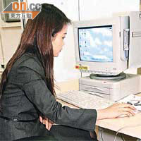 辦公室人員使用電腦時如坐姿不正確，容易引致腰椎問題。