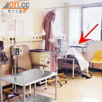 收費後慘情<BR>病人指新化療病房內的椅子簡陋，長時間坐着接受化療感不適，有病人更須半躺（箭嘴示）。
