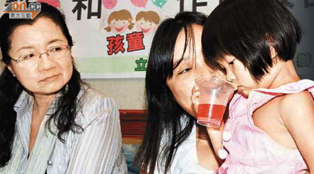 台立委田秋堇（左）籲政府資助孕婦兒童血液篩檢。	（本報台北圖片）