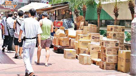 深水埗區人流暢旺，有商戶更於公眾地方擺放貨物，令街道更見擠塞。