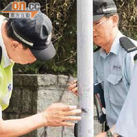 警員檢查死者撼柱留下的痕迹。