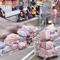 大批外傭將寄回家鄉的貨物堆放在路旁及馬路。