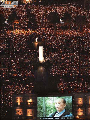 大會播出已故支聯會主席司徒華的錄像，為燭光集會揭開序幕。