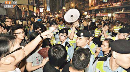 大批社民連示威者遊行往中聯辦的途中，與警方爭執對峙。