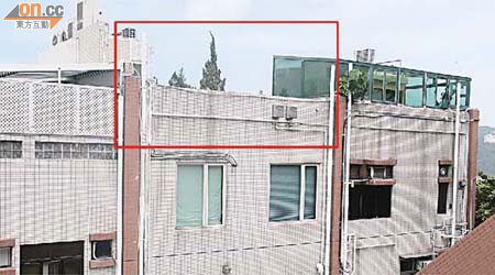 昨日所見，林瑞麟住所天台的搭建物已拆除（紅框示）。	（翁志偉攝）