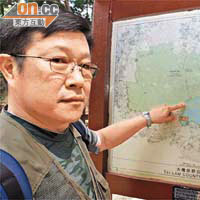 劉先生於地圖指示十五年前在水塘發現疑似鱷魚生物的位置。	（文健雄攝）