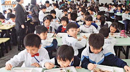 本港有學校自設飯堂，提供新鮮餸菜，學生吃得更健康。	（資料圖片）