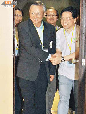 李少光（左）抽空出席電台節目活動，為一眾預科畢業生打氣。