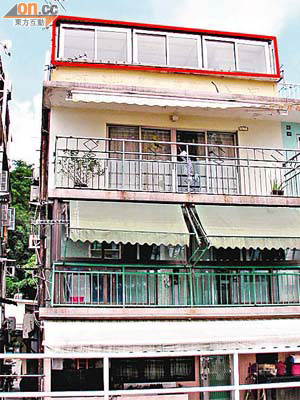 坪洲鄉事委員會主席黃漢權的村屋僭建了天台屋（紅框示）。