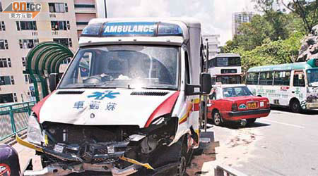 肇事救護車與的士相撞後，再撞欄剷上行人路，嚴重損毀。	（曾紹良攝）