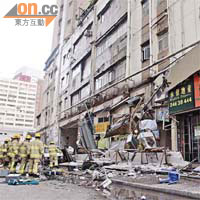 出事後<br>石屎碎塊堆滿建群街，大批消防員在場搜索。