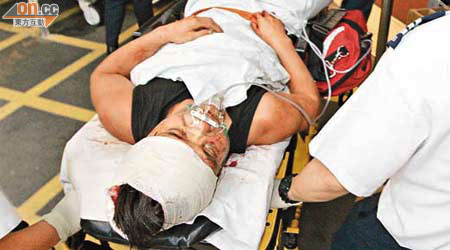 受傷男子由救護車送院治療。	（胡德威攝）