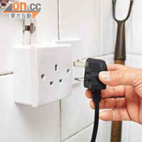 馮錦源指部分住戶自行聘請電器師傅將接線蘇更換為普通插座。