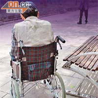 王伯為嚴重腦退化症患者，已失去自我照料能力，出入須靠輪椅輔助。