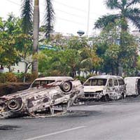被焚毀車輛殘骸，馬路瀝青燒熔。