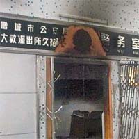 久裕綜合市場警務室被焚毀。