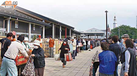 志願機構人員將一批批救援物資送到福島縣分發予災民。