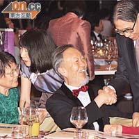 高錕夫婦（中、左一）成晚同老友交談笑不攏嘴，梁智鴻（右二）都有同佢握手打招呼。