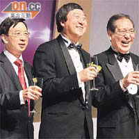 左起：鄭海泉、沈祖堯、李國章齊舉杯祝賀中大醫學院三十周年慶典。