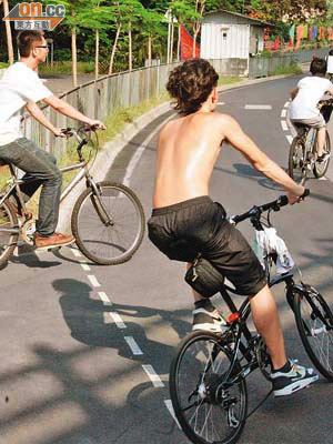 本港現行法例並無規管踏單車必須佩戴頭盔。