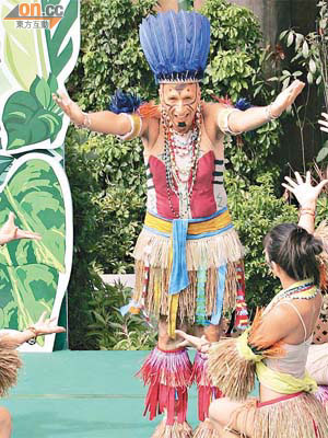 盛智文在海洋公園熱帶雨林天地開幕儀式中又扮鬼扮馬。
