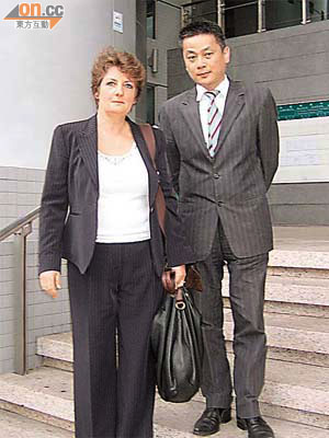 被告唐煒明（右）的代表大律師郭莎樂（左），早前親身到涉案酒吧視察。	（溫卓賢攝）