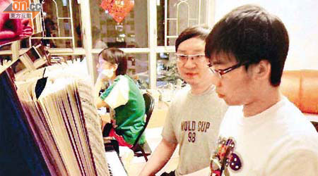 劉家樂（左）為兒子俊彥（右）安排音樂治療，發掘了其音樂天分，俊彥鋼琴已達七級水平。