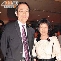 梁智鴻太太（右）同香港愛滋病基金會副主席李頌基齊撐籌款首映禮。