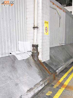 將軍澳翠林邨商場有污水長流，被指嚴重影響環境衞生。