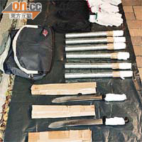 行動中警方搜獲大批武器。  