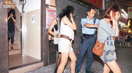 多名夜蒲酒吧的背心短裙少女，被警員帶署查問。	（楊偉嶽攝）