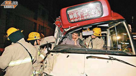 受傷小巴司機被困車內，需由消防員救出。	（沈厚錚攝）