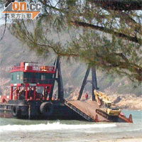 環團今年四月拍攝到躉船在白腊灣停泊，運走挖泥車及工程車，沙灘上留有車輛駛過痕迹。	（受訪者提供）