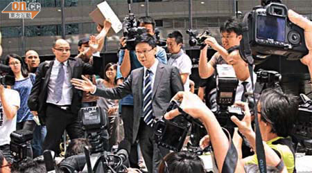 陳志雲被大批傳媒追訪。