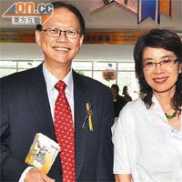 莊偉茵（右）迷上越南時裝品牌Ipa Nima手袋。左為恒隆地產董事總經理陳南祿。	（徐家浩攝）
