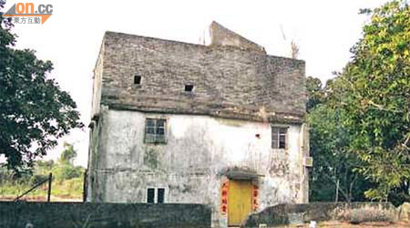 碉堡以青磚修築而成，圖為建築物的正面。