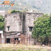 碉堡設有錐形凹入式窗口，可作防禦之效，從裏而外看的視野亦更廣闊。
